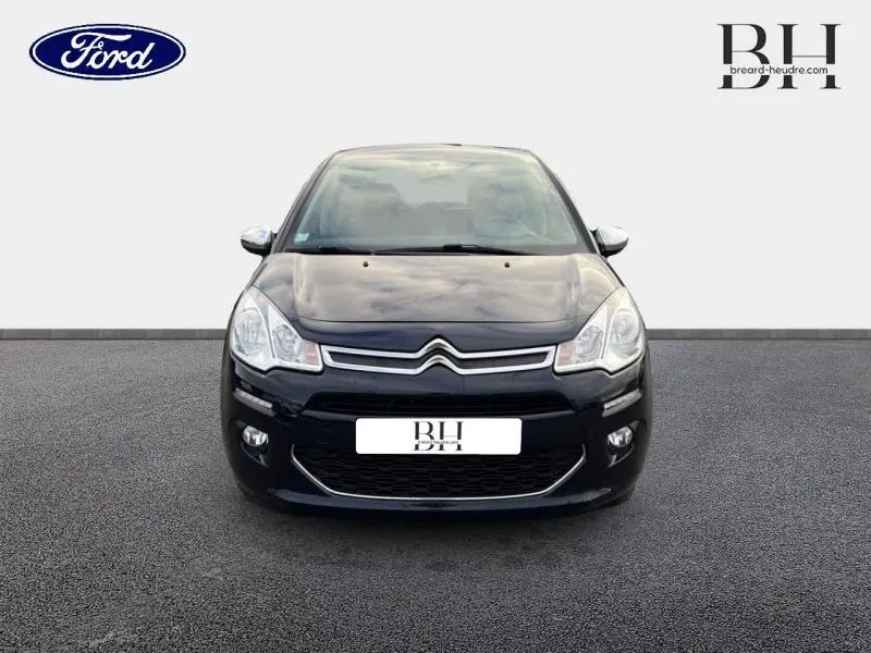 Vue de face d'une Citroën C3 bleu encre avec calandre chromée et phares halogènes visibles sur fond neutre.