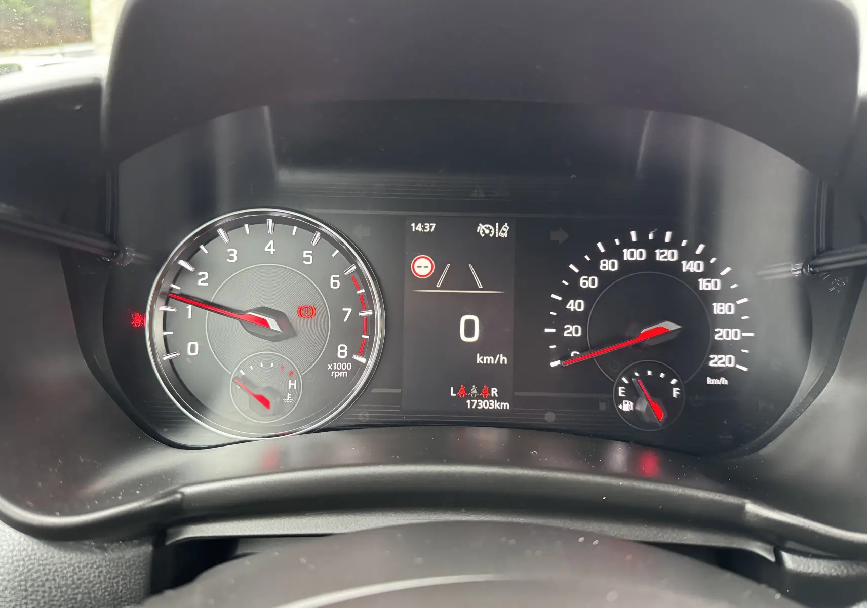 Vue rapprochée du tableau de bord de la Suzuki Swift blanche 1.2 Privilege Hybrid, affichant compte-tours et vitesse à 0 km/h.