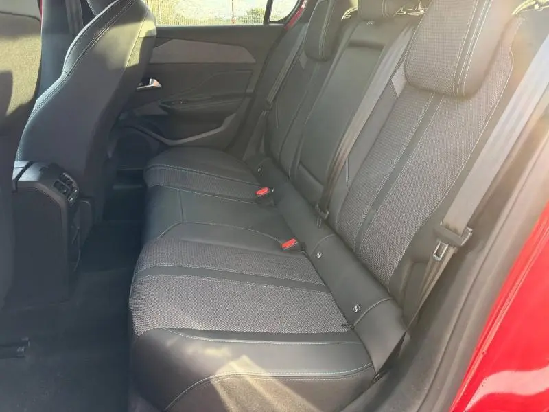 Vue intérieure côté droit des sièges arrière en tissu et cuir noir de la Peugeot 308 Rouge Elixir 2024.