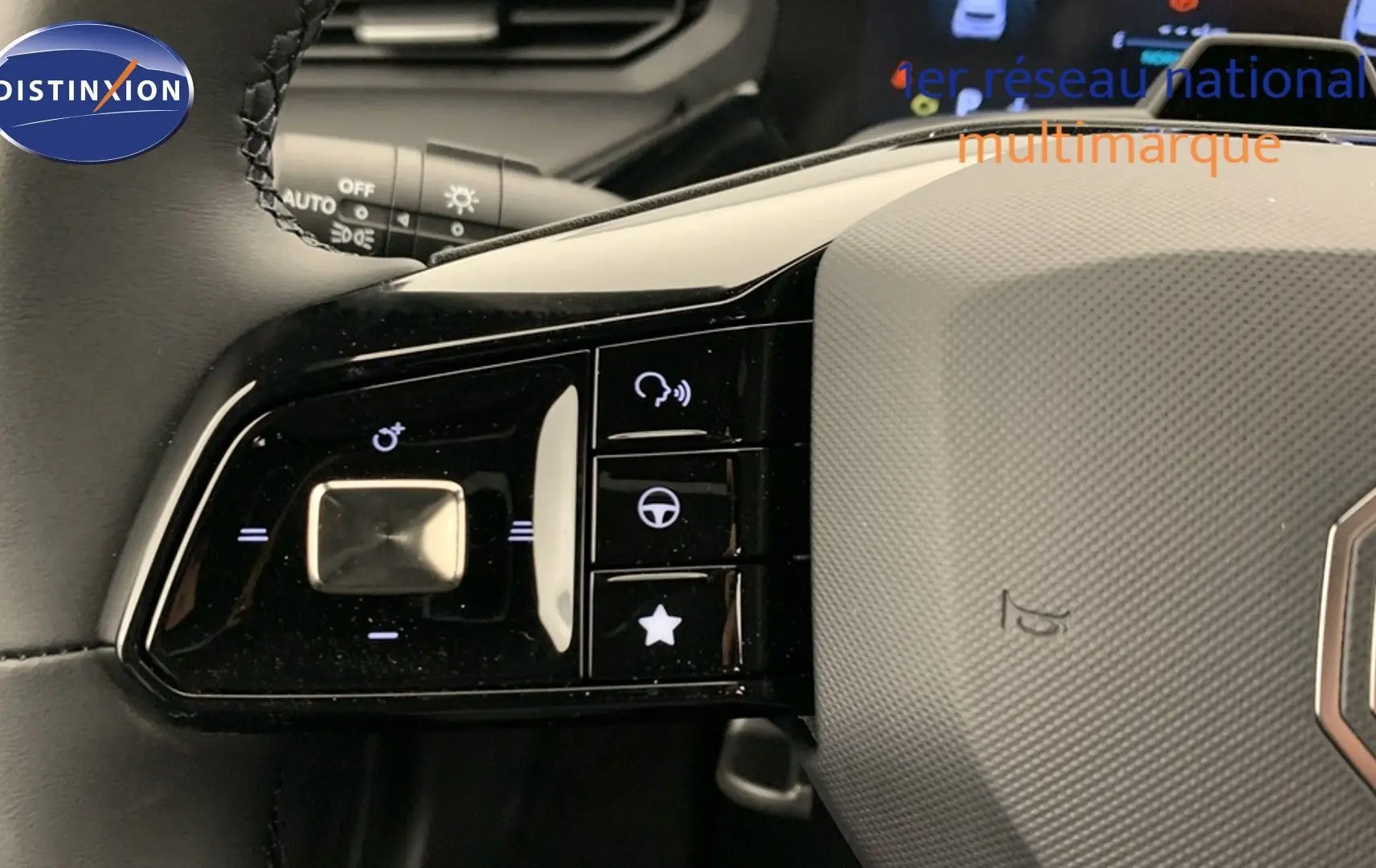 Gros plan sur les commandes au volant à gauche du MG3 1.5 L Hybrid+ 195 ch Luxury, intérieur noir.