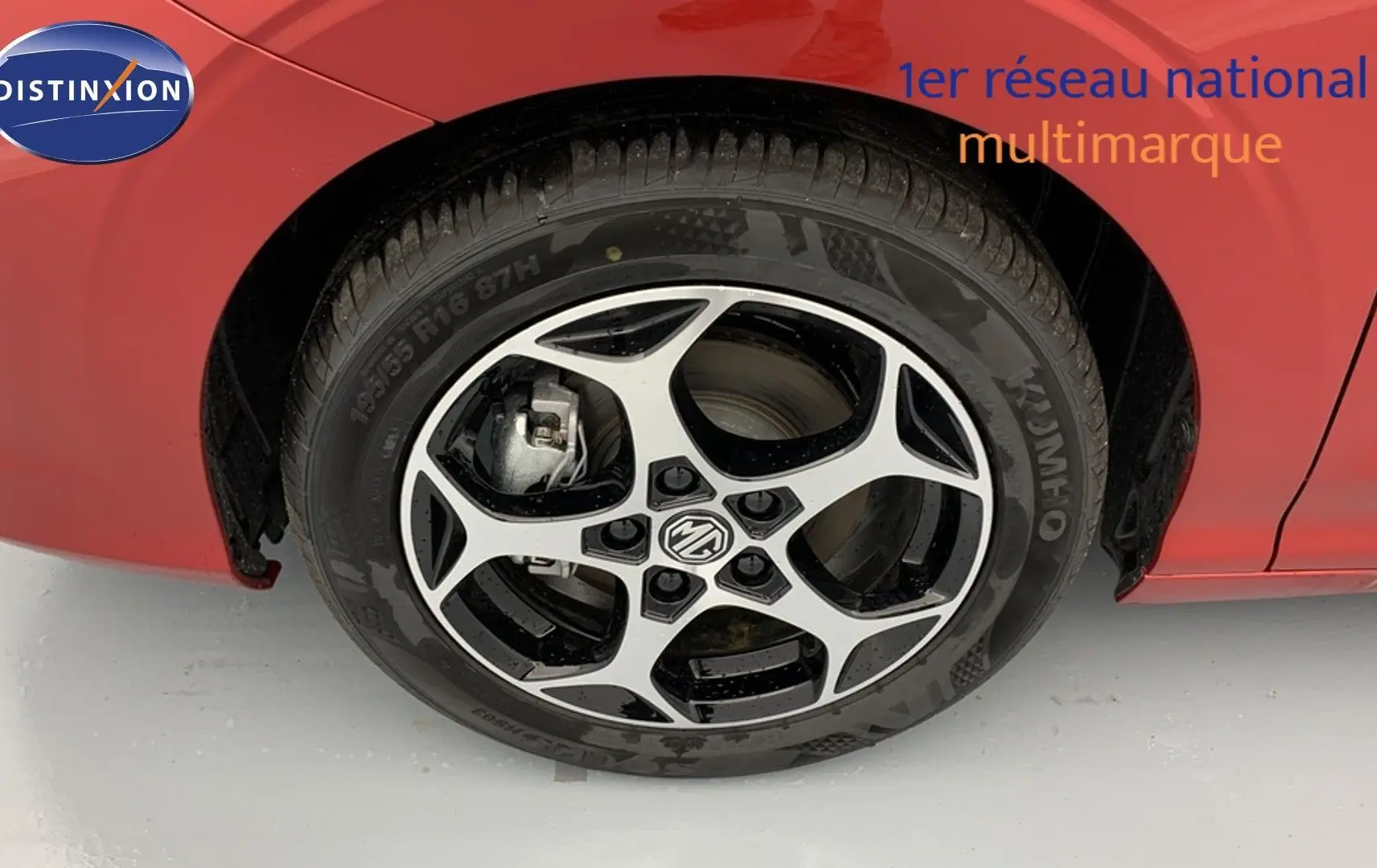 Gros plan sur la roue arrière droite de la MG3 1.5 L Hybrid+ 195 ch Luxury en rouge Diamond avec jante alliage 16 pouces.