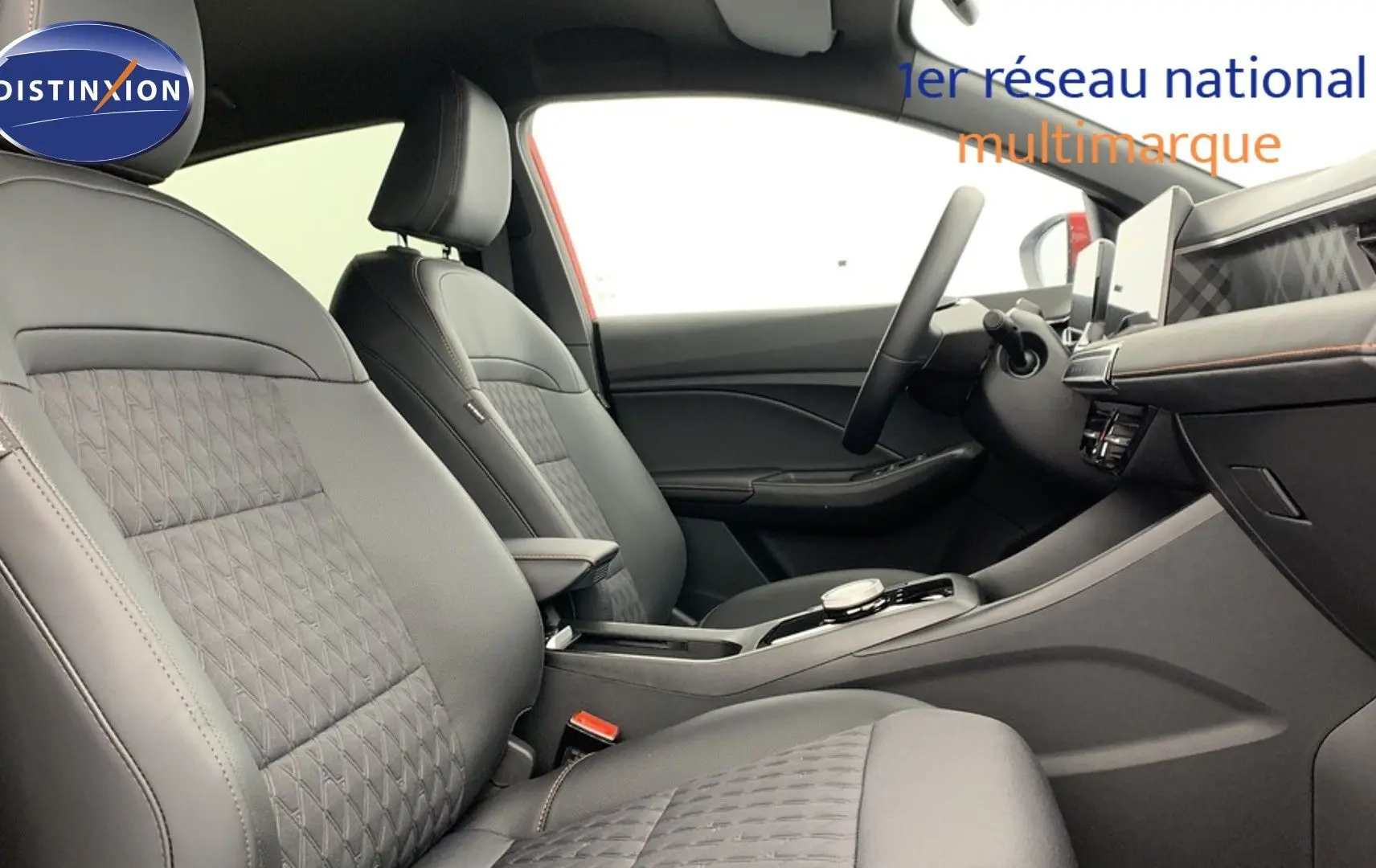 Vue intérieure côté droit des sièges avant en similicuir noir avec console centrale et tableau de bord du MG3 1.5 L Hybrid+ Luxury 2026.