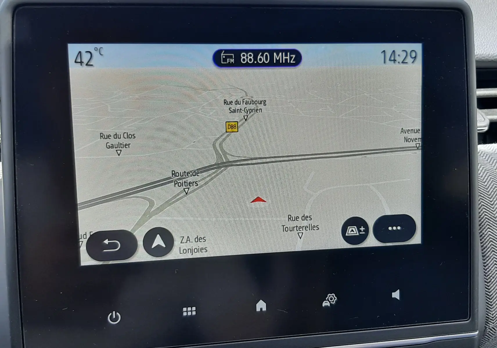 Écran tactile central de navigation de Renault Clio V affichant une carte avec température à 42°C et heure à 14h29.