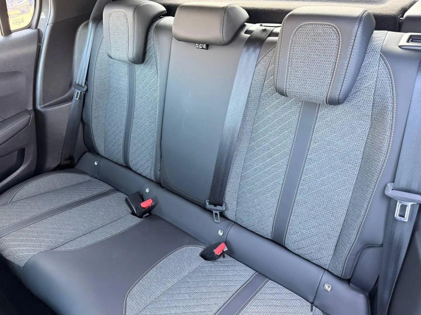 Vue rapprochée de la banquette arrière grise et tissu Casual Lomsa de la Peugeot 208 1.2 100ch Allure 2025.