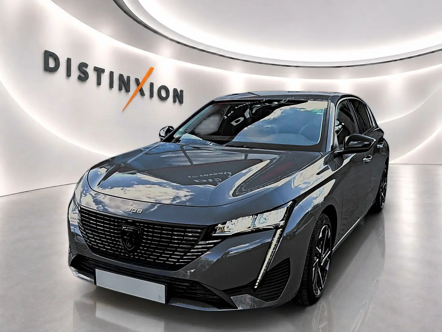 PEUGEOT 308 gris selenium en vue 3/4 avant droit, avec calandre noire et feux LED distinctifs.