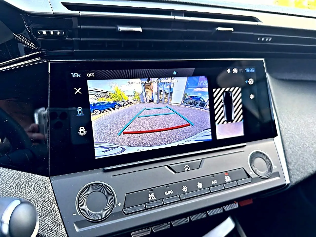 Écran tactile intérieur de la Peugeot 308 gris selenium montrant la caméra de recul et les commandes climatisation.