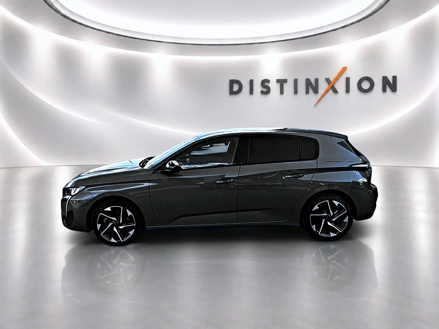 Peugeot 308 gris selenium vue de profil côté gauche, avec jantes alu et vitres arrière surteintées.
