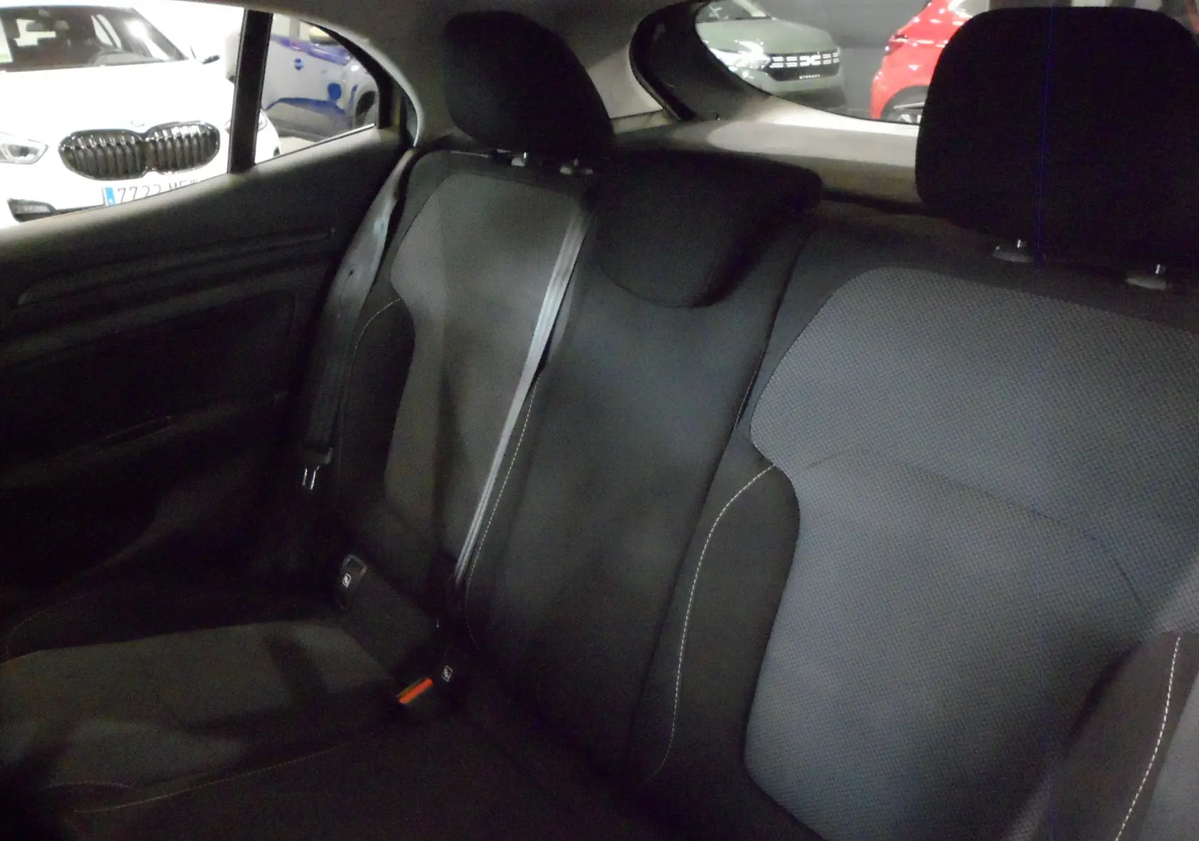 Coffre ouvert vu de l'arrière d'une Renault Mégane IV brun Capuccino, montrant un espace de rangement propre avec cache-bagages.