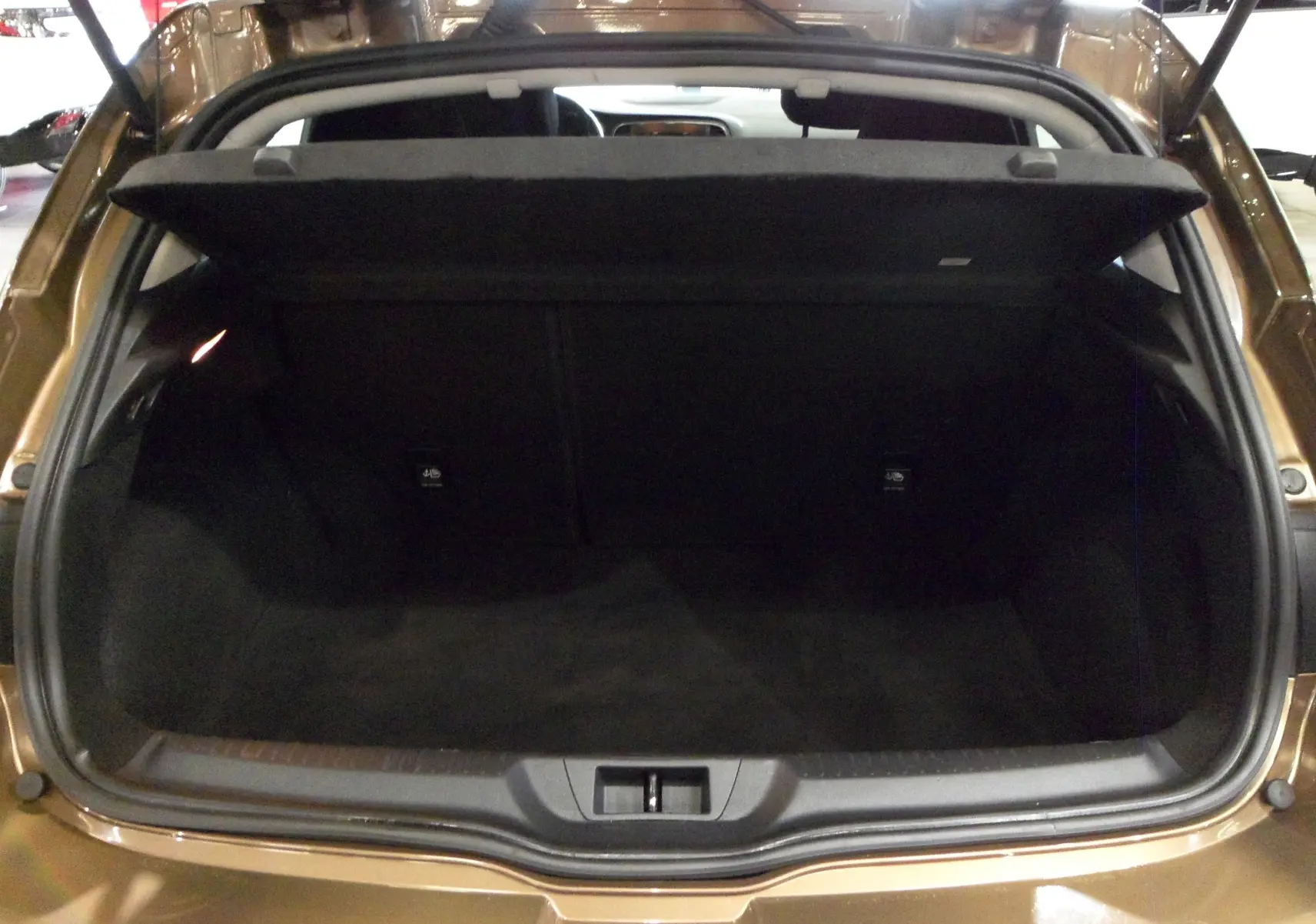 Vue intérieure frontale du tableau de bord et volant noir d’une Renault Mégane IV TCe 100 CH LIFE de 2016 avec boîte manuelle.