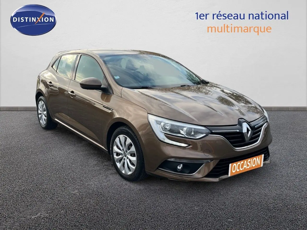 Renault Mégane IV TCe 100 Life brun capuccino vue 3/4 avant droit sur fond neutre avec plaque occasion.