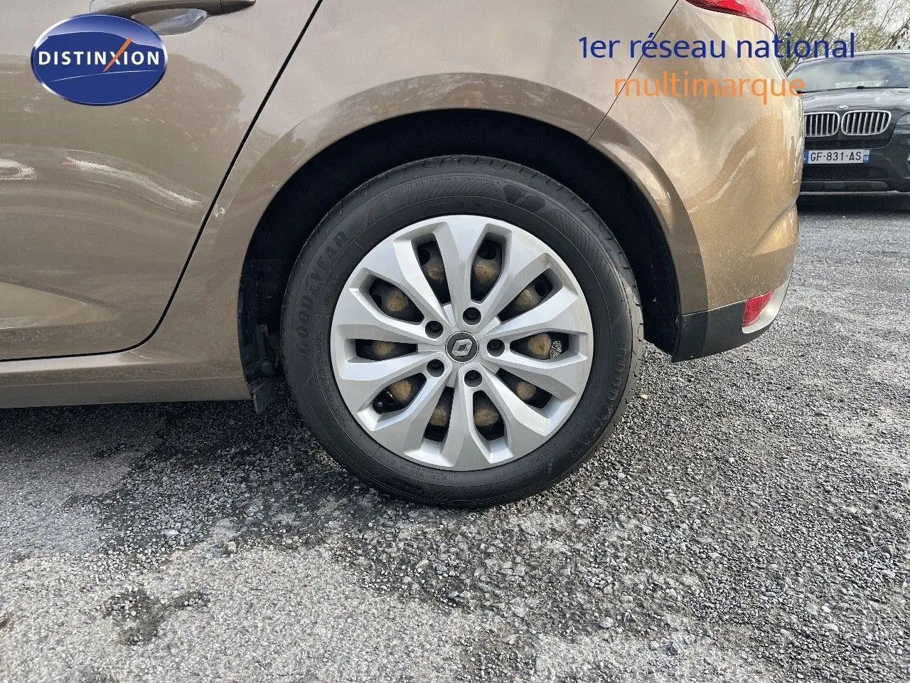 Gros plan sur la roue arrière droite d’une Renault Mégane IV brun cappuccino, montrant la jante et une partie de la carrosserie.