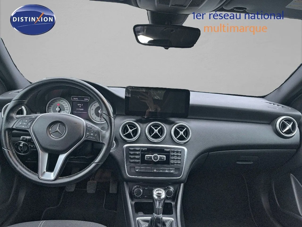 Intérieur noir de Mercedes Classe A 180 Sensation 2013, vue du tableau de bord et volant avec boîte manuelle.