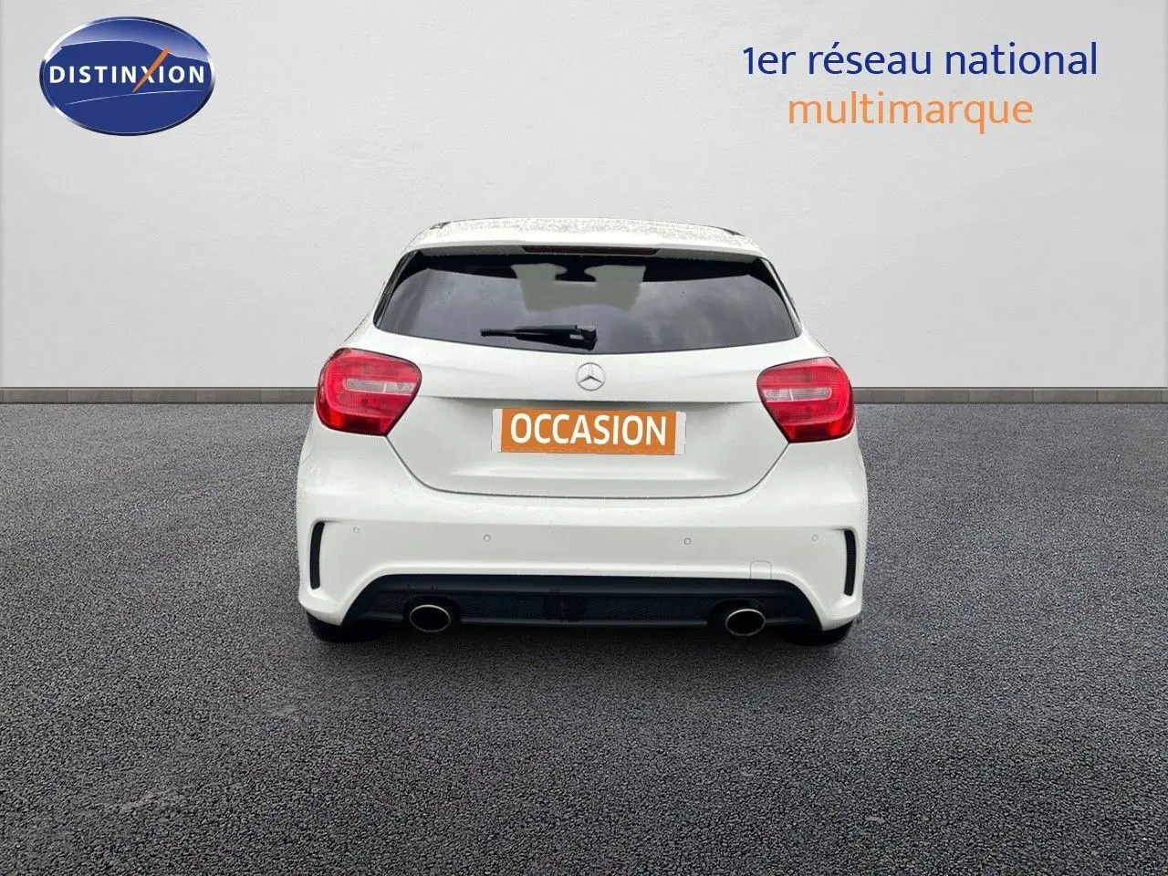 Vue arrière d'une Mercedes Classe A 180 Sensation blanche de 2013 avec double sortie d'échappement et vitre arrière teintée.