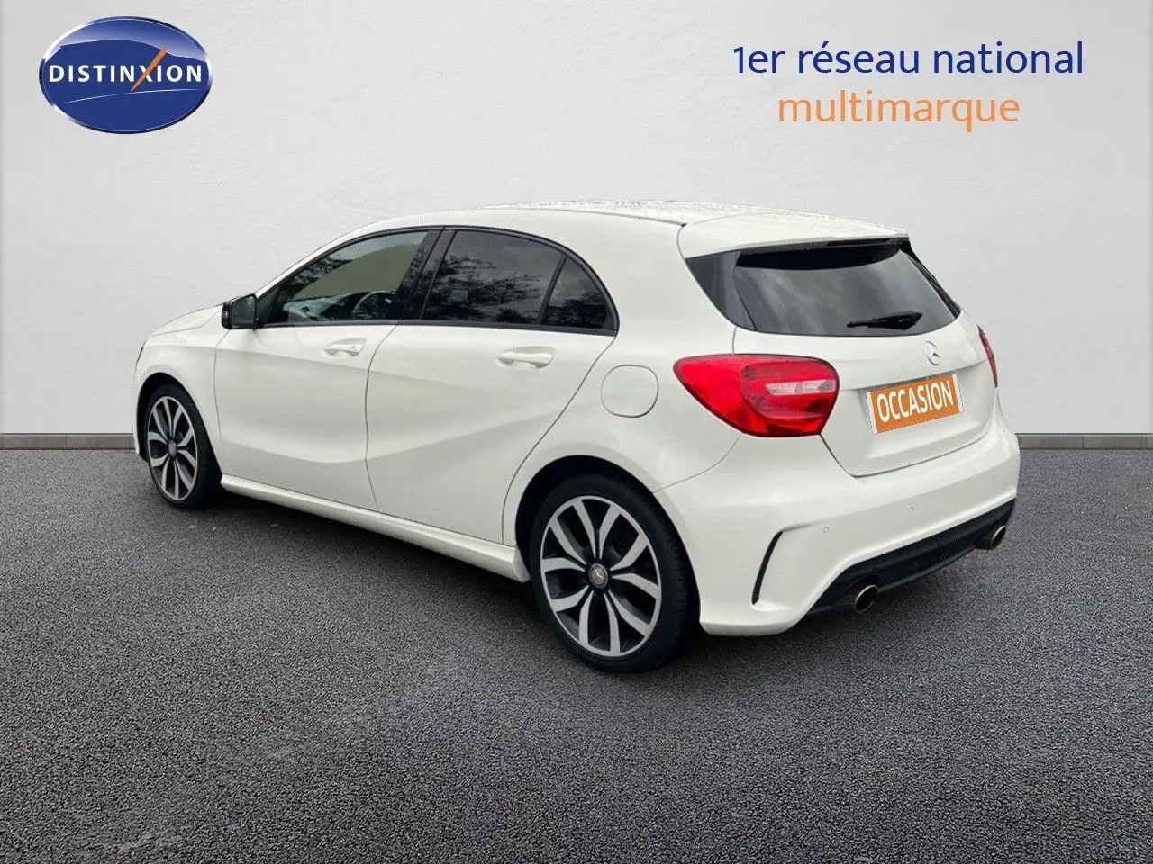 Mercedes Classe A 180 Sensation blanche vue 3/4 arrière droit, avec jantes alliage et feux arrière rouges.