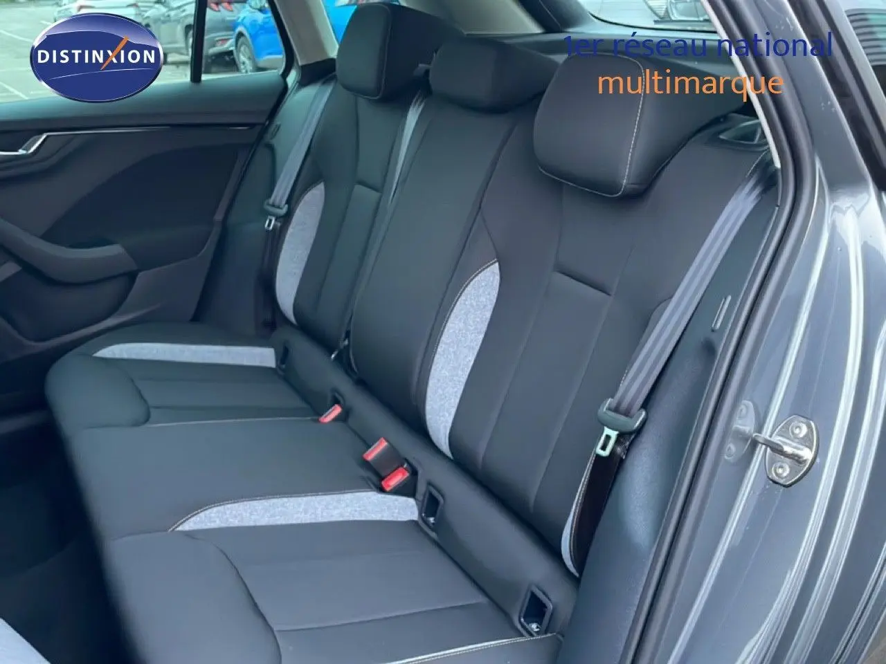 Vue intérieure côté droit montrant la banquette arrière en tissu noir et gris clair du Skoda Kamiq gris graphite 2025.