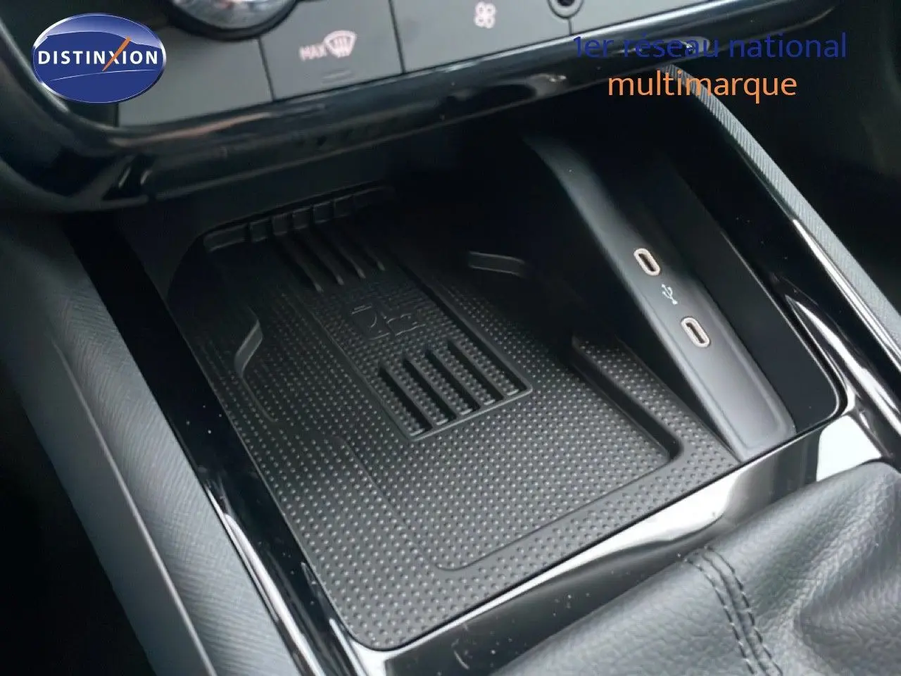 Gros plan sur la console centrale du Skoda Kamiq 2025 gris graphite, montrant le chargeur sans fil et ports USB.