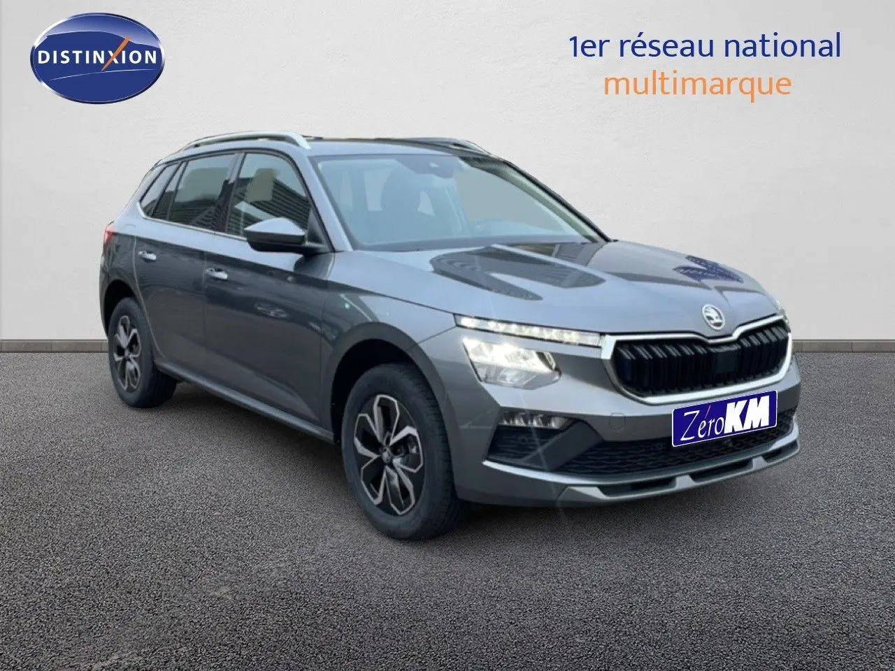 Vue 3/4 avant d’un Skoda Kamiq gris graphite métal avec calandre noire et jantes alliage distinctives.