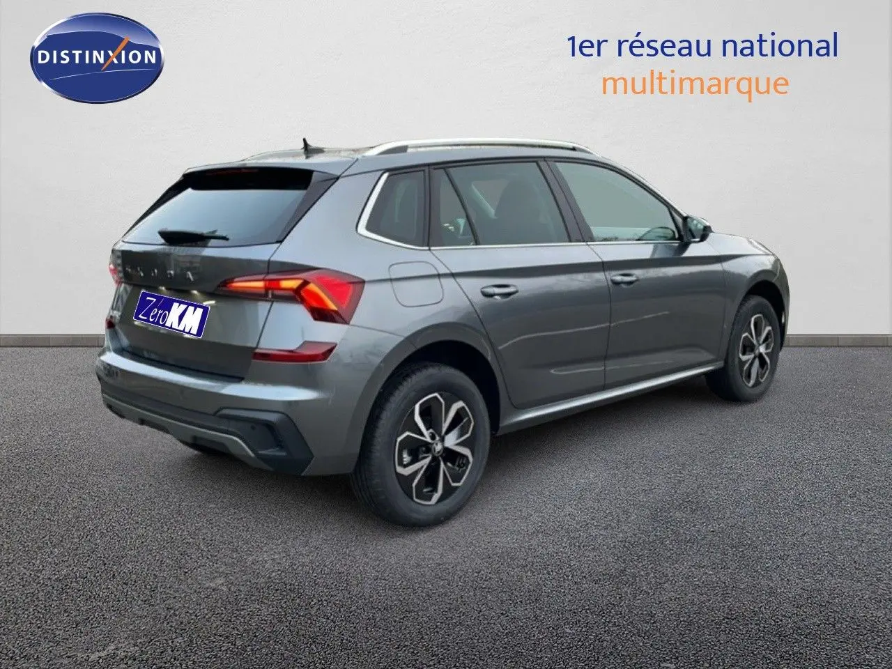 Vue 3/4 arrière droite d’un Skoda Kamiq gris graphite métal 2025 avec feux LED et jantes alliage.