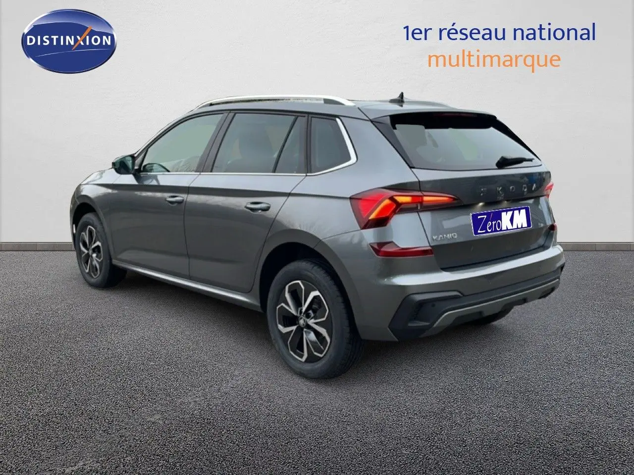 Vue 3/4 arrière droite d'un Skoda Kamiq gris graphite métal avec feux LED et jantes alliage noires.
