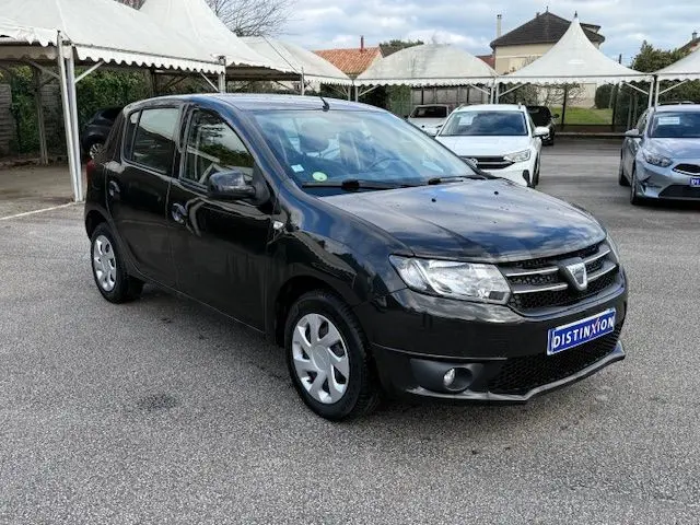 Dacia Sandero noire vue en 3/4 avant droit, compacte 5 portes avec jantes acier et calandre distinctive.