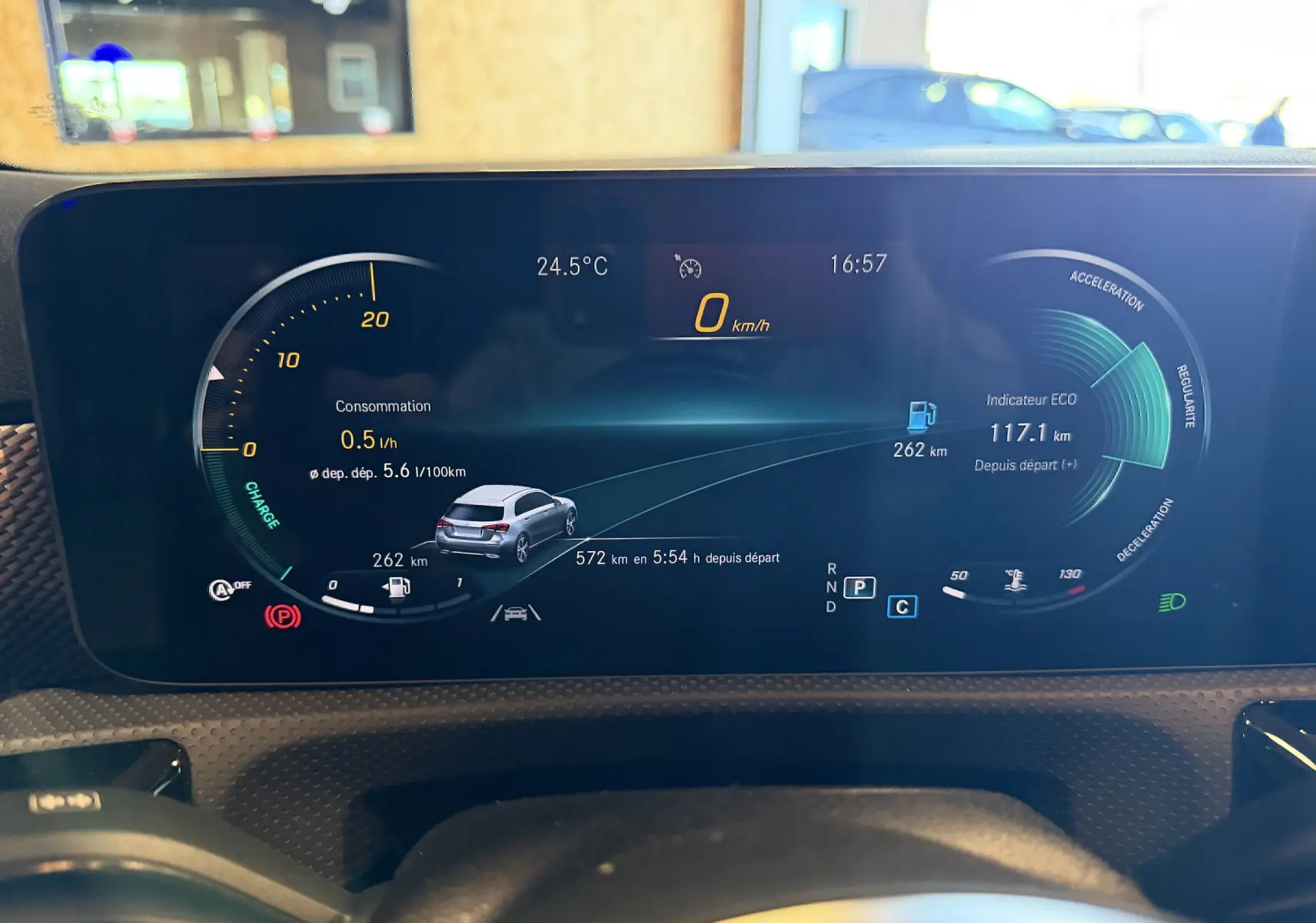 Affichage numérique du tableau de bord de la Mercedes Classe A 2022, vue frontale avec indicateurs de vitesse et consommation.