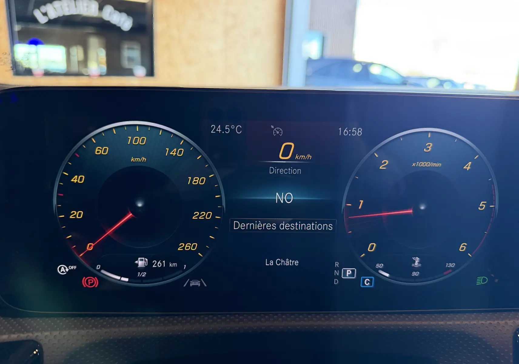 Tableau de bord numérique de Mercedes Classe A 2022, affichage vitesse et compte-tours avec indications claires et modernes.