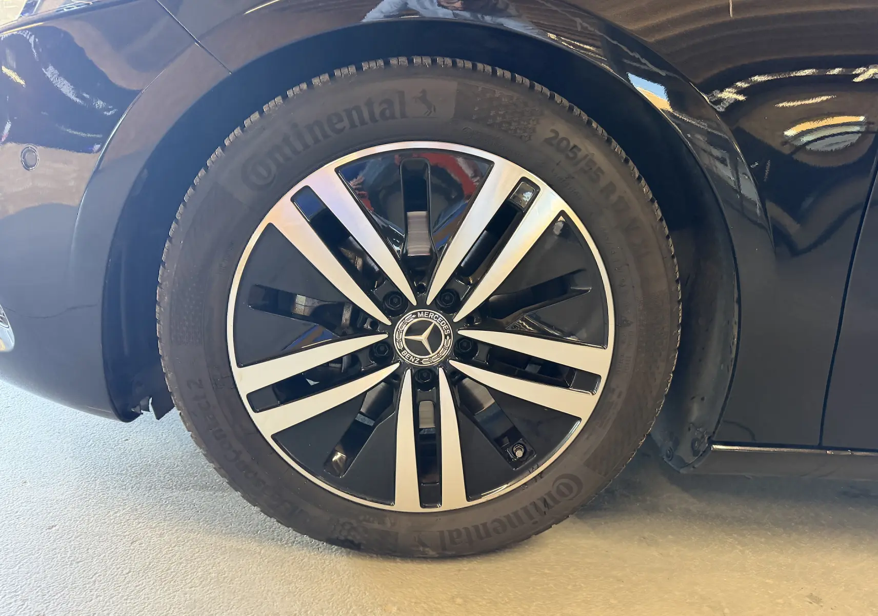 Gros plan sur la jante alu noire et argentée d’une Mercedes Classe A noire, côté avant droit.