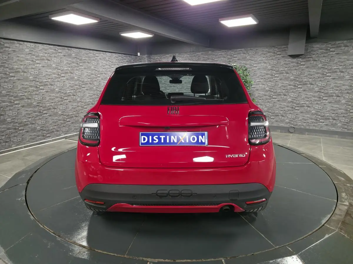 Vue arrière de la FIAT 600 1.2 Hybrid rouge avec feux arrière LED et logo Hybrid sur hayon.