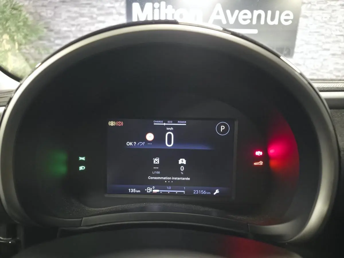 Vue rapprochée du combiné d'instrumentation numérique 7 pouces de la FIAT 600 rouge, affichant la vitesse à 0 km/h.