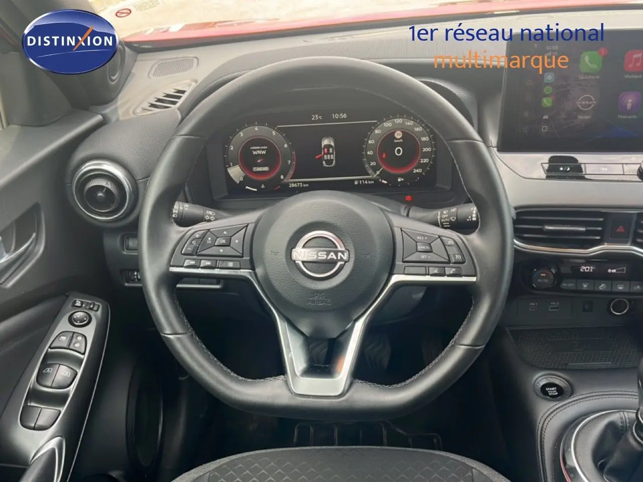 Vue intérieure centrée sur le volant et le tableau de bord du Nissan Juke 2024, finition N-Connecta, avec commandes au volant.
