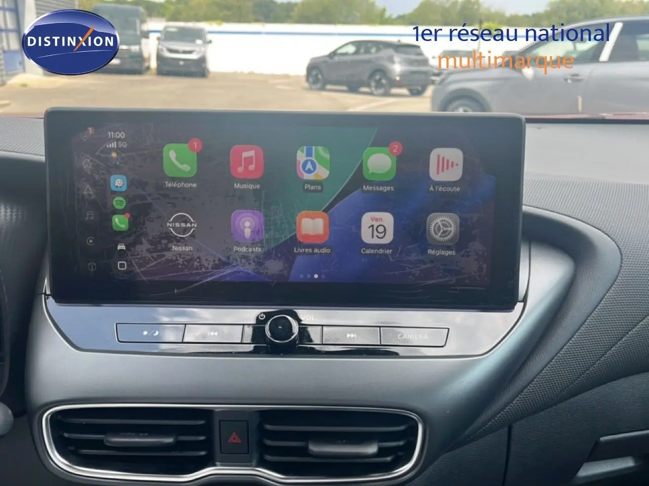 Écran tactile central du tableau de bord du Nissan Juke 2024 avec interface Apple CarPlay affichée.