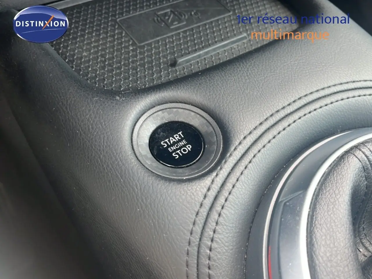 Gros plan sur le levier de vitesses en cuir noir du Nissan Juke rouge Fuji Metal, version DIG-T 114CH N-Connecta 2024.