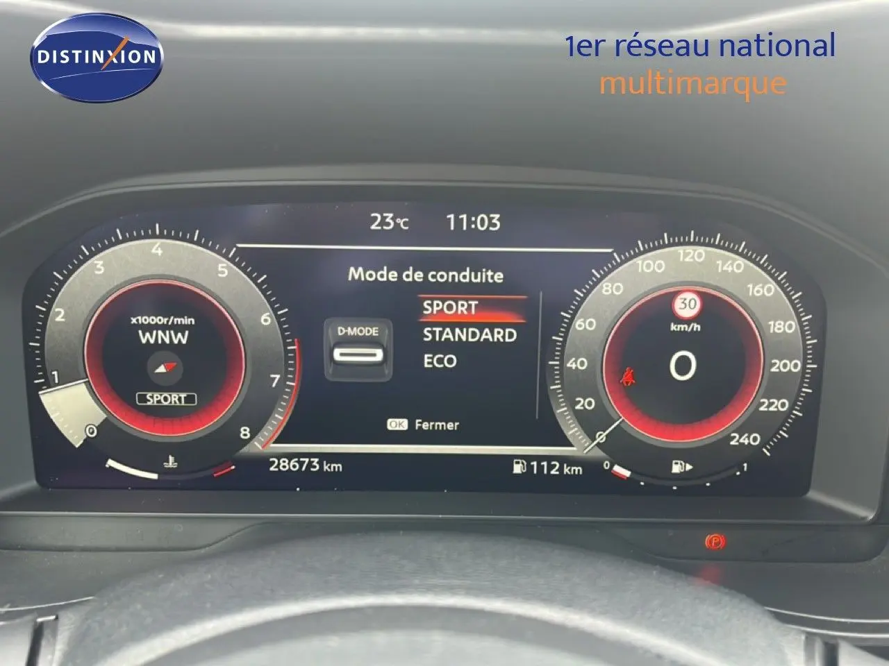 Tableau de bord numérique du Nissan Juke 2024 en mode Sport, affichant vitesse, régime et température extérieure.