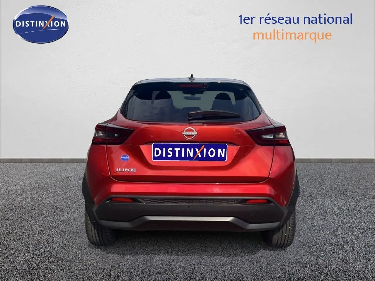Vue arrière d’un Nissan Juke rouge Fuji Metal 2024 avec feux arrière LED et logo Nissan visible.