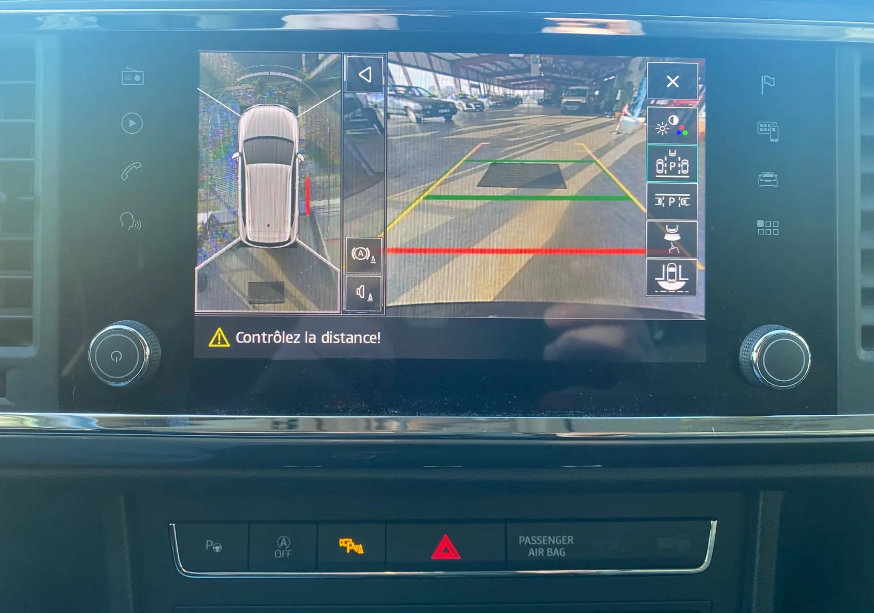 Écran multimédia du SEAT Ateca noir montrant la caméra de recul et la vue à 360° avec alertes de distance.