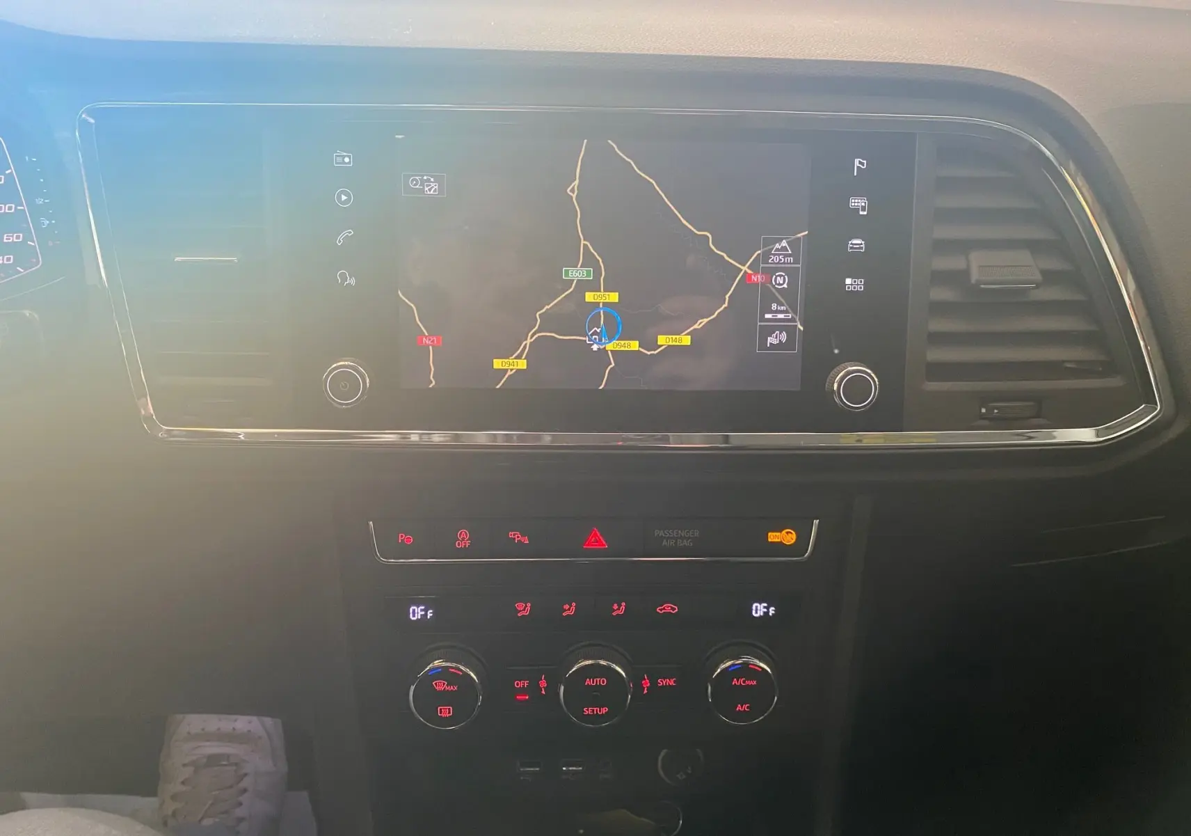 Vue rapprochée du tableau de bord noir du SEAT Ateca 2019 avec écran tactile affichant la navigation GPS.