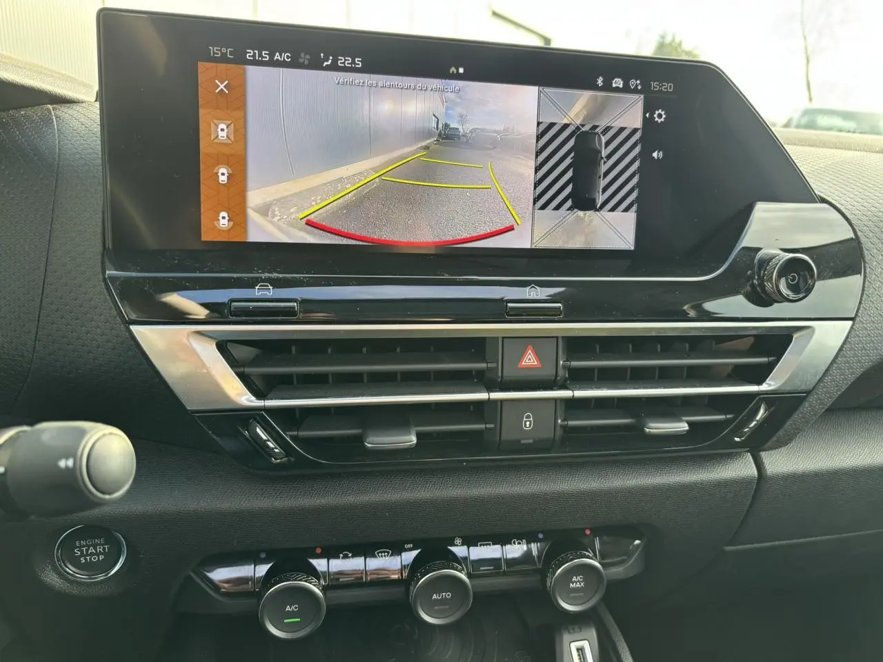 Vue rapprochée de l’écran tactile central affichant la caméra 360° dans l’habitacle noir du Citroën C4 Gris Artense 2024.