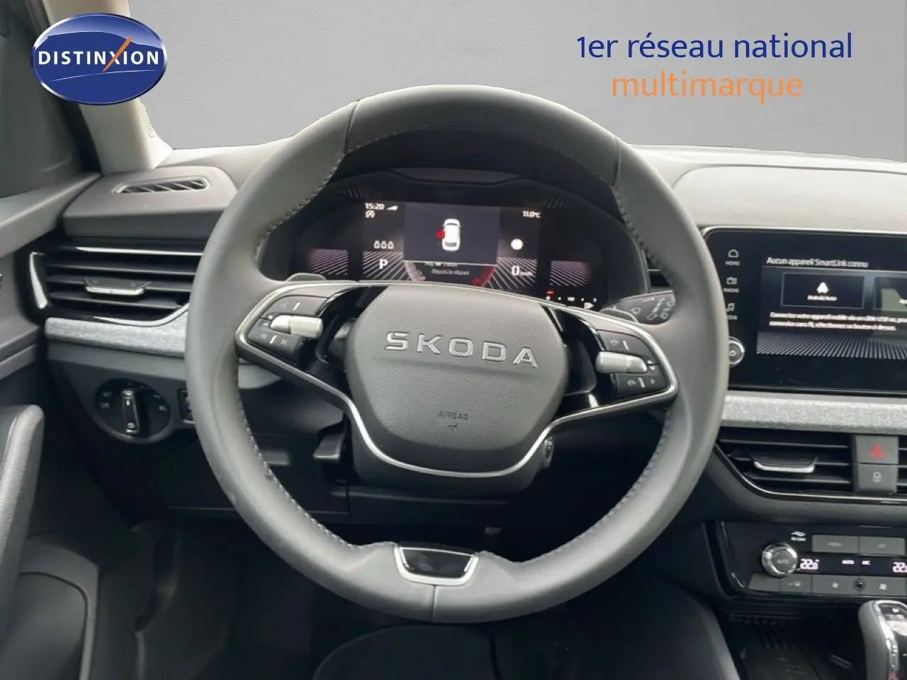 Vue intérieure centrée sur le volant cuir noir du Skoda Kamiq 2025 avec tableau de bord digital et écran tactile.