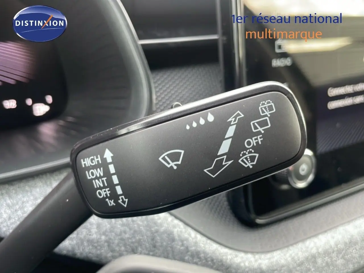 Gros plan sur la commande d’essuie-glace dans l’habitacle du Skoda Kamiq noir magique métal, version 2025.