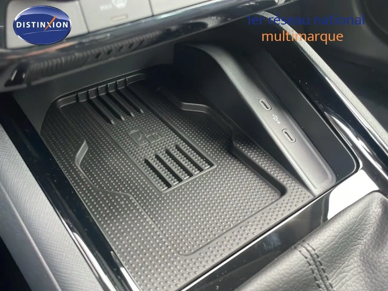 Gros plan sur le chargeur sans fil et ports USB-C dans l’habitacle noir du Skoda Kamiq 2025 finition Selection.