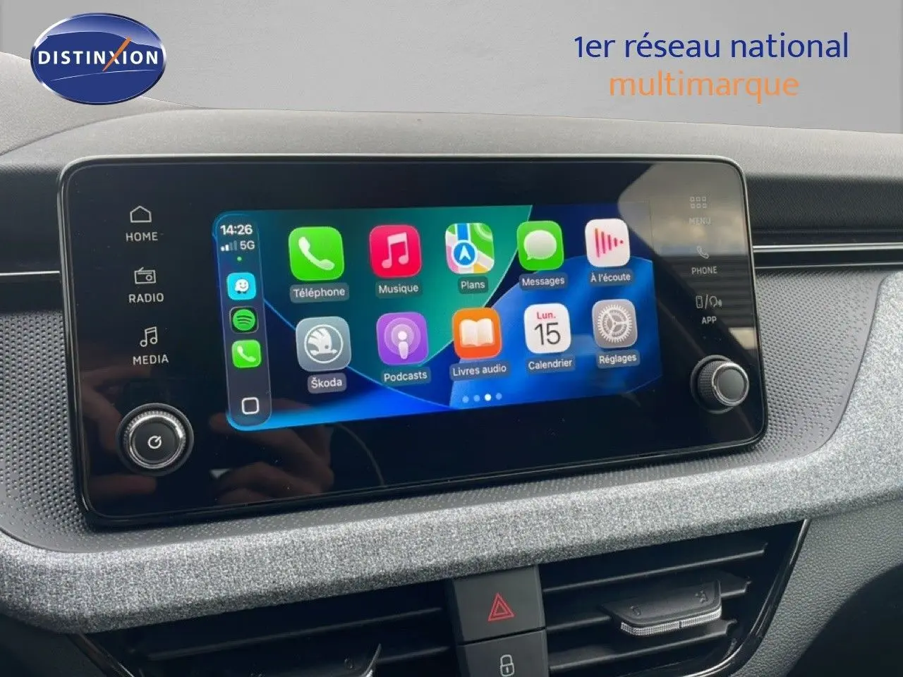 Écran tactile central du tableau de bord du Skoda Kamiq 2025, affichant l'interface multimédia colorée.