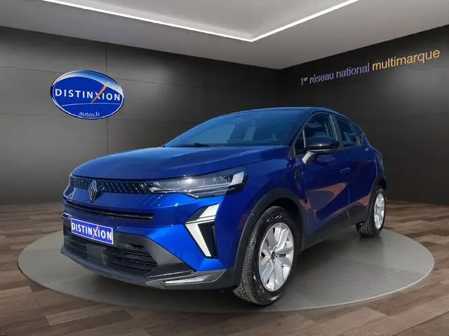 Renault Captur TCe 90 Evolution bleuiron en 3/4 avant droit avec toit noir et jantes 17 pouces en showroom.