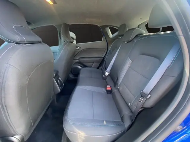 Vue intérieure des sièges arrière du Renault Captur TCe 90 Evolution bleuiron, sellerie tissu avec ceintures grises.