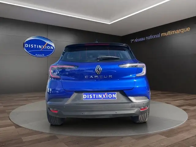 Vue arrière du Renault Captur 2024 bleuiron avec toit noir, feux LED en forme de C et caméra de recul visible.