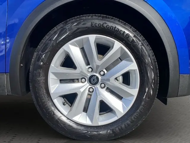 Gros plan sur la roue avant droite du Renault Captur bleuiron avec jante argentée et pneu EcoContact 6.