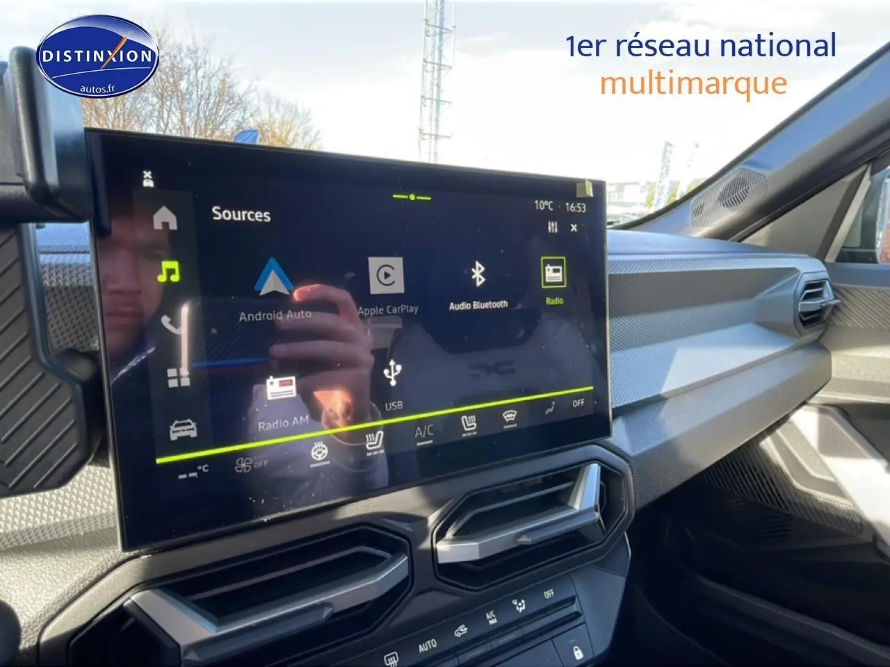 Vue intérieure du tableau de bord du Dacia Duster noir 2026, avec écran tactile multifonction et aérateurs hexagonaux.