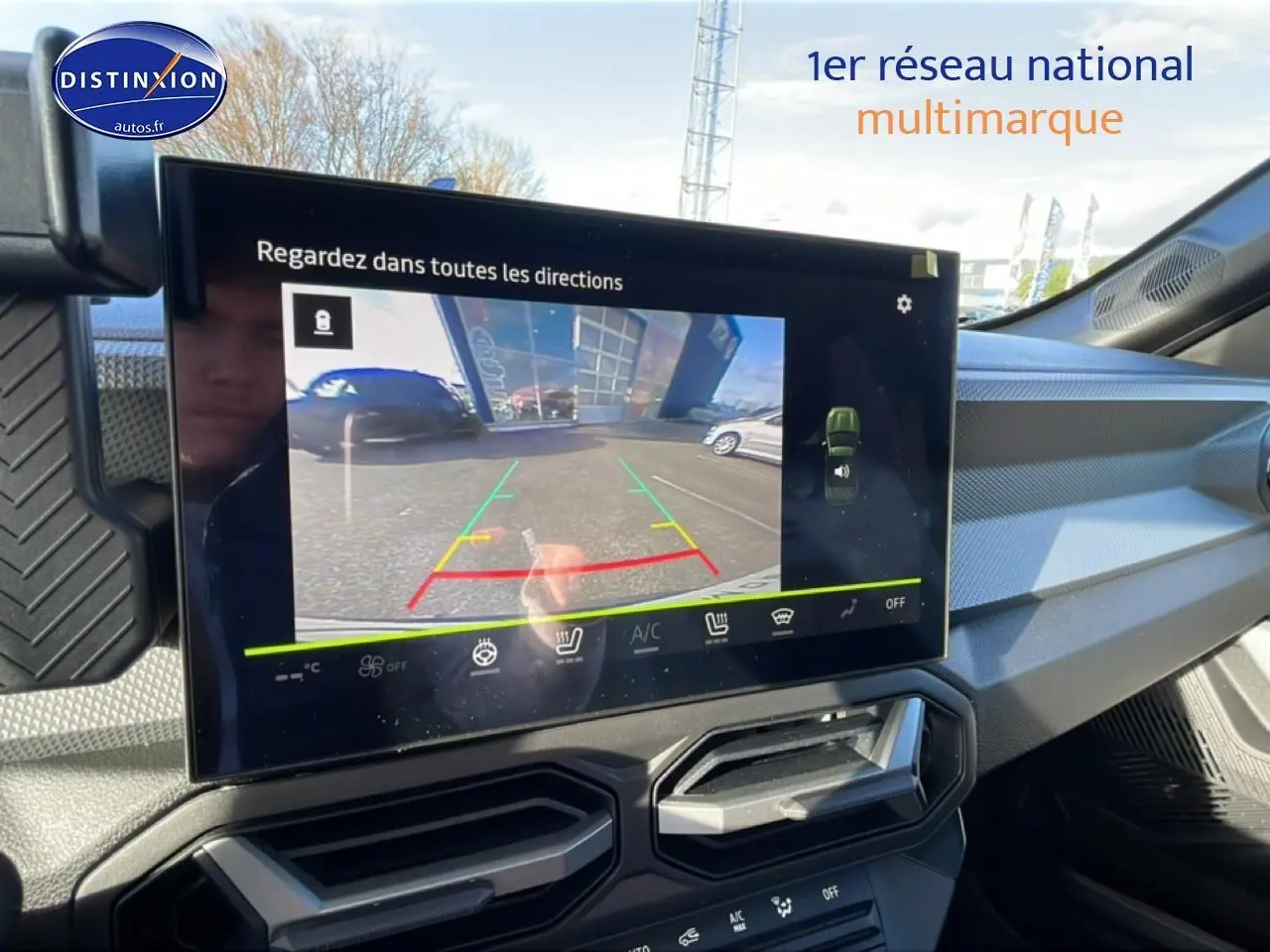 Vue intérieure du tableau de bord du Dacia Duster 2026 noir, avec écran tactile affichant la caméra de recul.