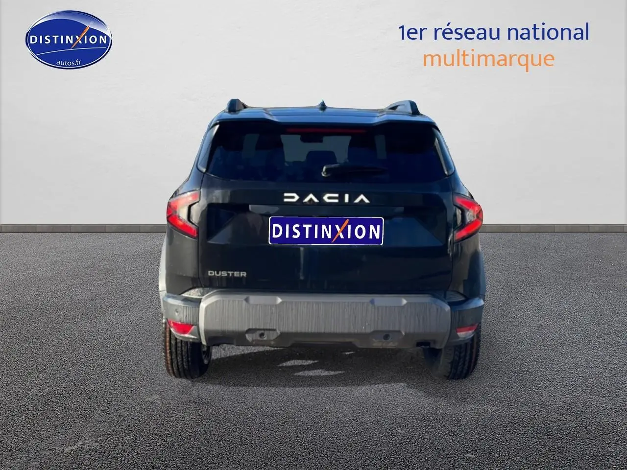 Vue arrière d'un Dacia Duster noir 2026 avec barres de toit et feux arrière LED distinctifs.