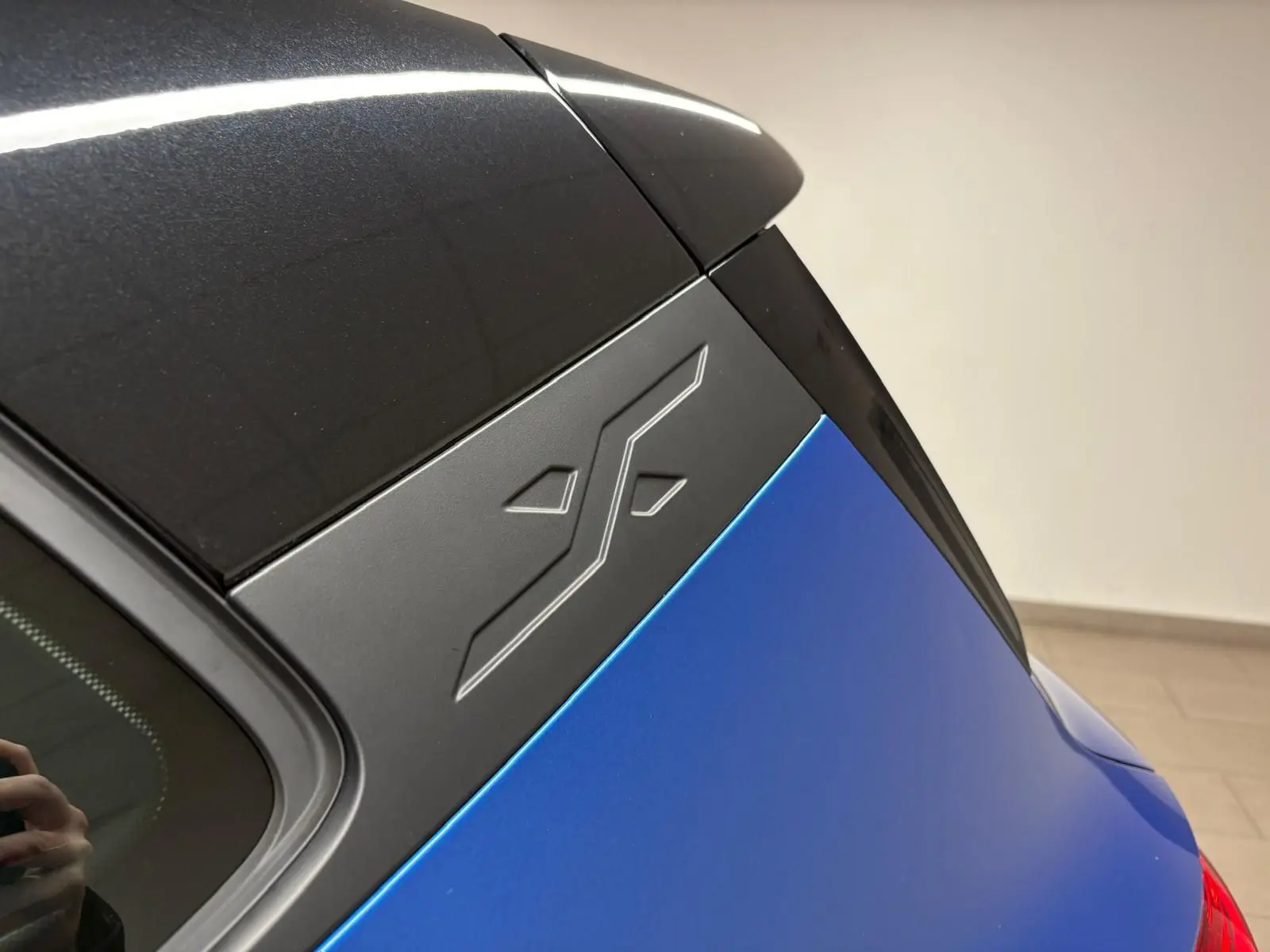 Gros plan sur l’arrière droit du SEAT Arona 2025 bleu saphir avec toit noir minuit et logo Copa embossé.