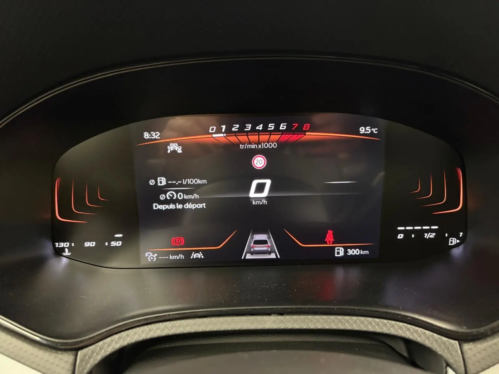 Affichage numérique du tableau de bord du SEAT Arona 2025, avec compte-tours, vitesse à zéro et indicateurs lumineux rouges.